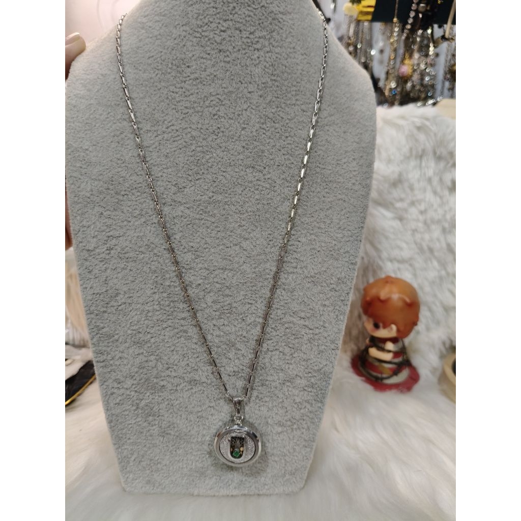 สร้อยคอเพร้อมจี้พลอยสีเขียวงานตอก18KGF ซึ่งเป็นสีแห่งความอุดมสมบูรณ์และการเติบโต งานตู้ญี่ปุ่นมือสอง