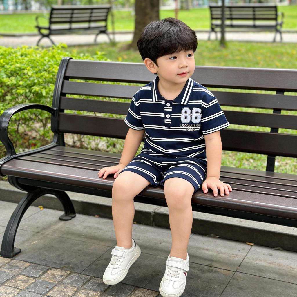 【COD】SUNKIDS ชุดเด็กผู้ชาย โปโลแขนสั้นลายขีด – สีขาวดำ/น้ำเงินขาว，ติดลายตัวเลขสวยงาม，กับกางเกงขาสั้นสวมสบาย。ผ้าเนื้ออ่อน ราคา ถูกที่สุด ดีลบีเคเค แกลเลอรีภาพที่ 2
