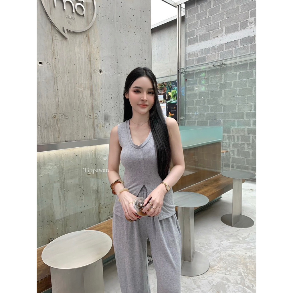Phapassz – Setแขนกุดทรงผ่าด้านหน้า มาพร้อมกางเกงขายาว เป็นBasicชิวๆชุดเดียวจบจ้า เนื้อผ้านุ่ม #Tippawan