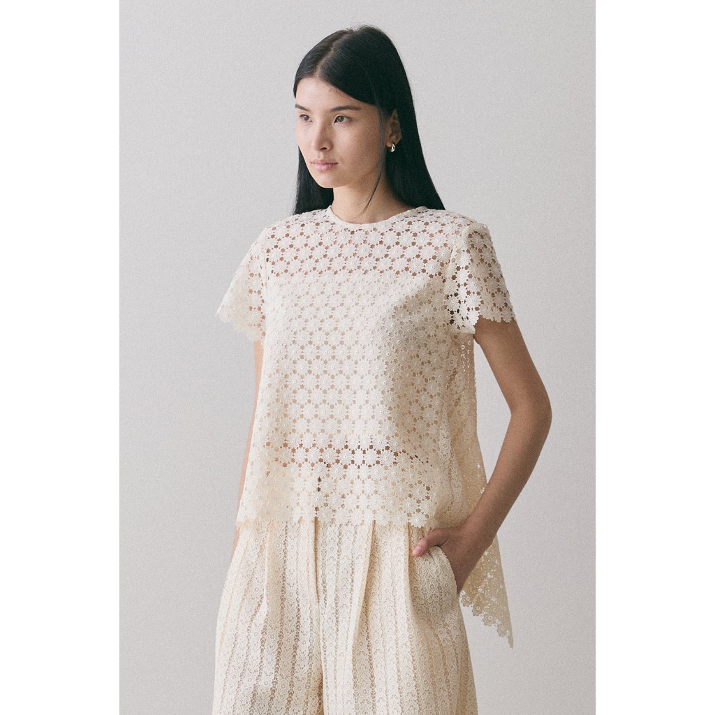 (พร้อมส่ง)  Perana เสื้อลูกไม้ Vivian Top (สีครีม Cream )