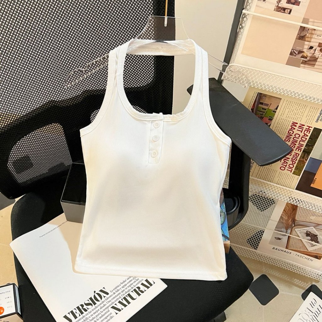 เสื้อกล้าม แต่งกระดุม คอฮัลเตอร์ ทรงเข้ารูป ผ้าร่องยืด มีบราในตัว ใส่แล้วได้ลุคสปอร์ต แฟชั่นที่ดูคล่องตัว