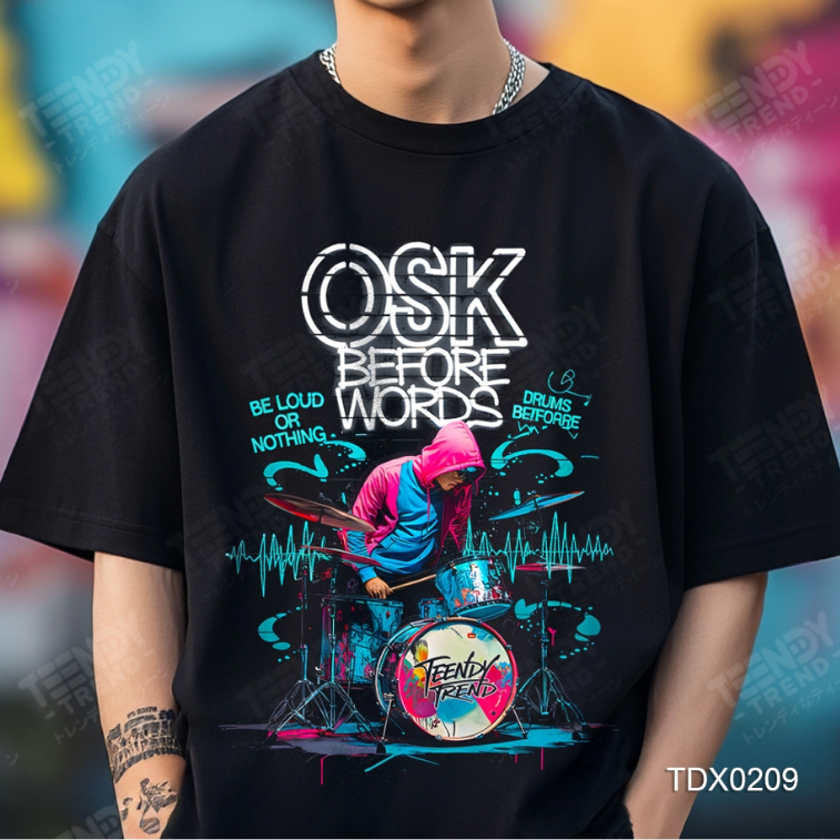 Teendy Trend เสื้อยืดผู้ชาย ผู้หญิง คอตตอน ลายOSK สีดำ รุ่นTDX0209-BL