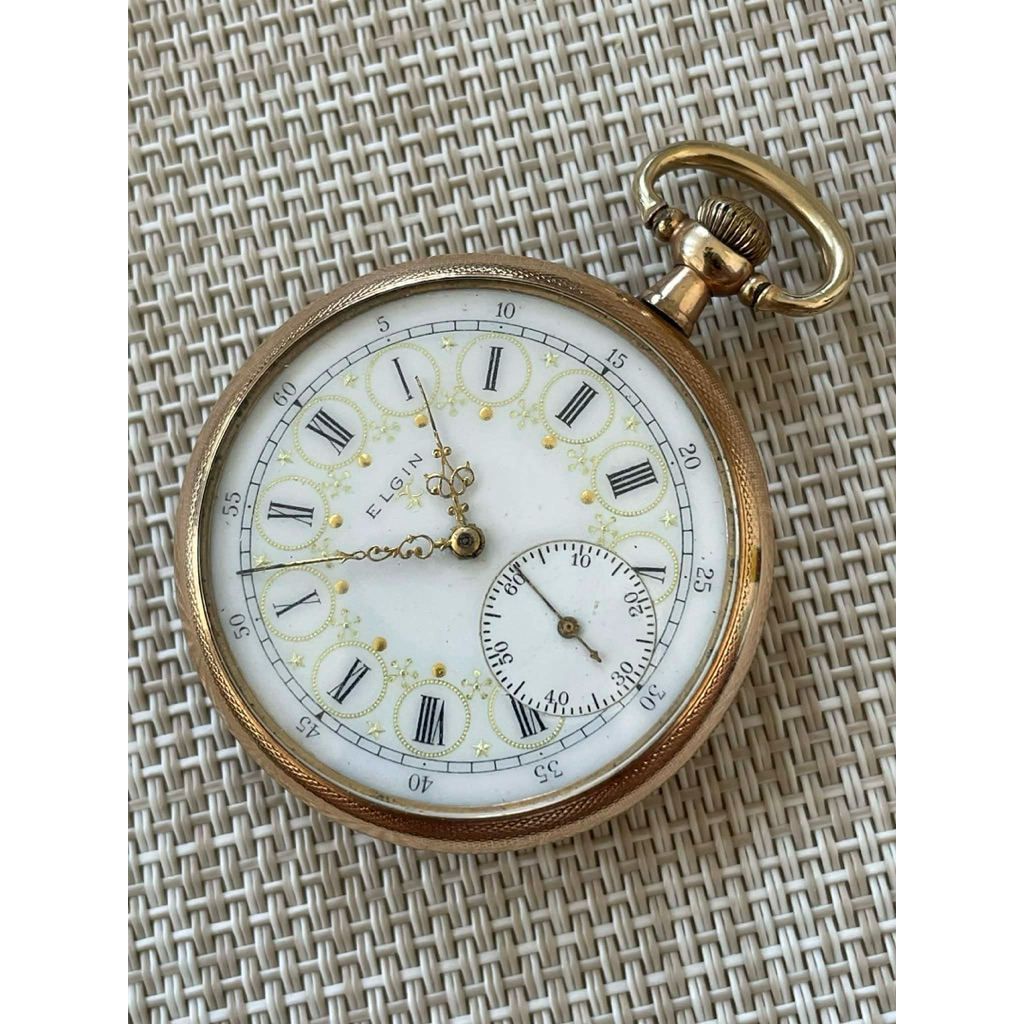 นาฬิกาพกหน้ากระเบื้องแกะลายหน้าปัดลงน้ำทองหายากสภาพสวยฝาหลังเป็นเกลี่ยวแกะลายอายุ100กว่าปี Vintage P