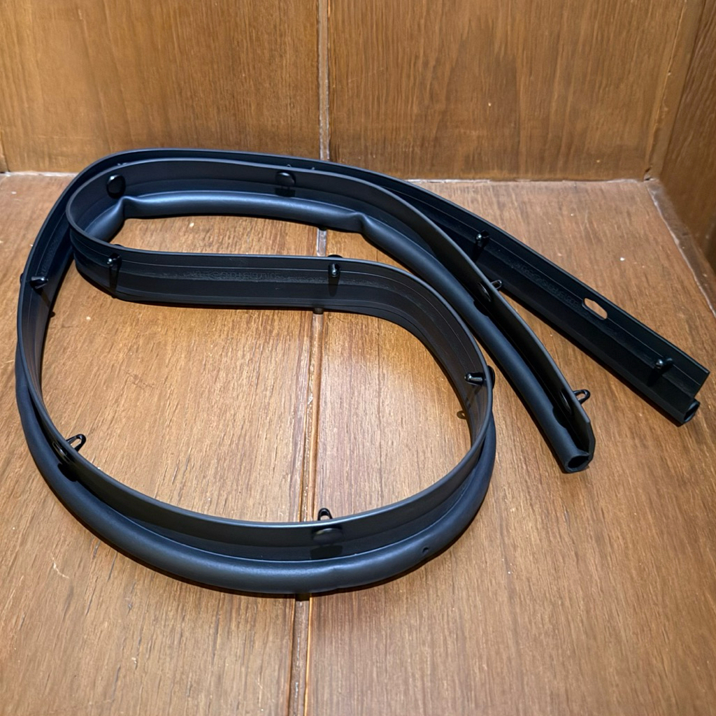 ยางขอบไฟหน้า Land Cruiser VX100