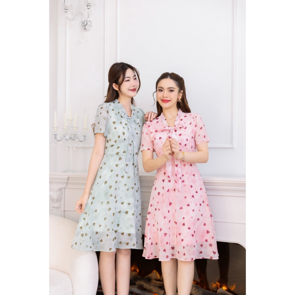 เดรสชีฟองลายหัวใจ สวยสดใส ดีไซน์น่ารัก มีดีเทลผูกโบว์ช่วงคอ ช่วงเอวเย็บเข้าทรงให้ดูมีเอวพรางหุ่น สวยใส่ง่ายได้ทุกวัน