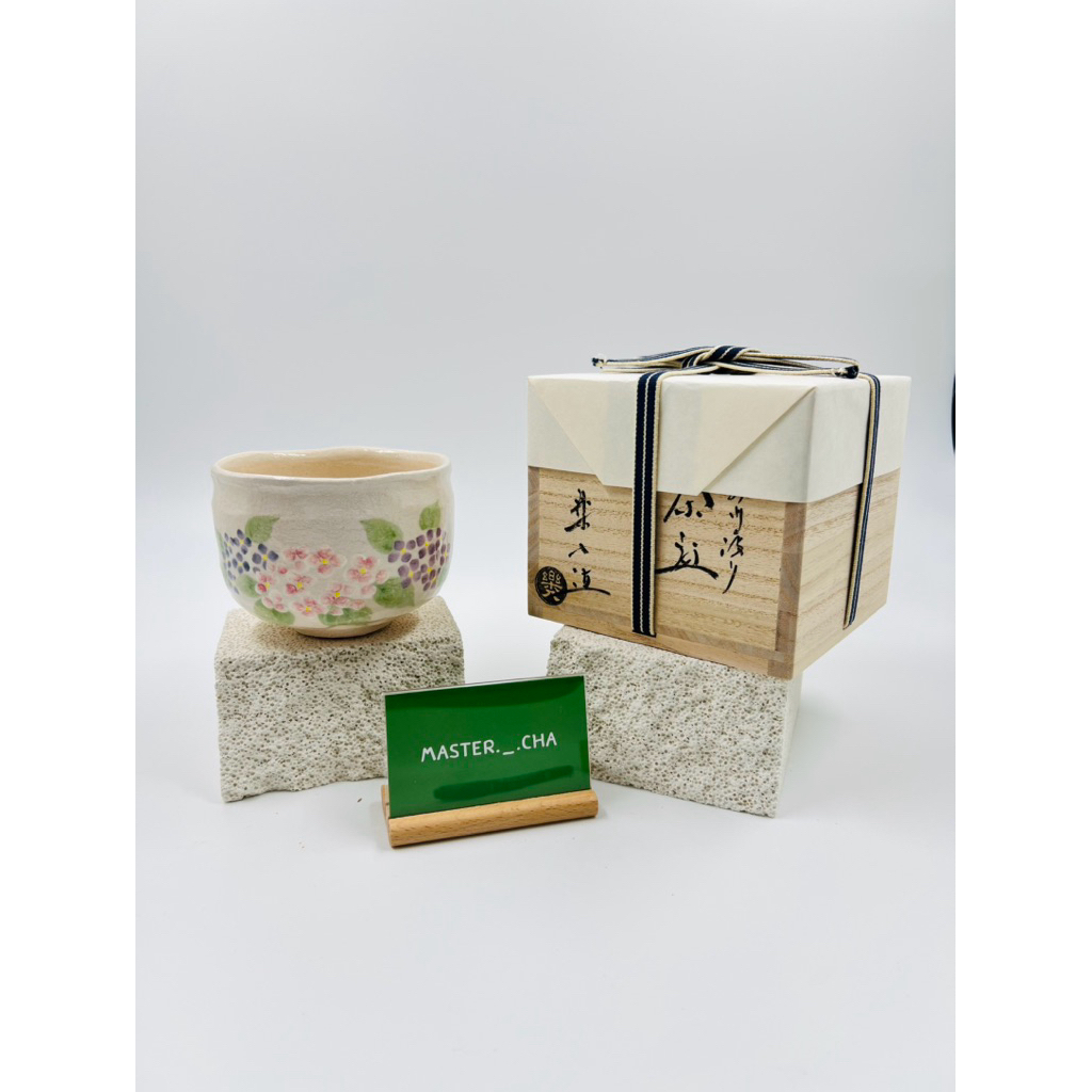 พร้อมส่ง 🇹🇭 Chawan by Rakunyu (吉村楽入) Rakunyu จากเกียวโต  ถ้วยใบนี้ตกแต่งลวดลาย ดอกไฮเดรนเยีย (Ajisai