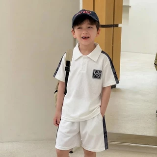 ชุดเสื้อโปโลเด็ก: เสื้อแขนสั้น + กางเกงขาสั้น สไตล์เกาหลี ทันสมัย ​​สปอร์ต ผ้าเนื้อเบา ระบายอากาศได้ดี และแห้งเร็ว
