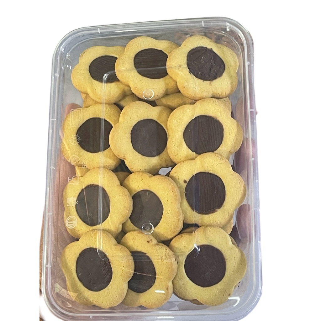 ขนมบิสกิตดอกไม้หน้าช็อกโกแลต หอม หวานน้อย อร่อยดี รสชาติกลมกล่อมอร่อยมากต้องลอง