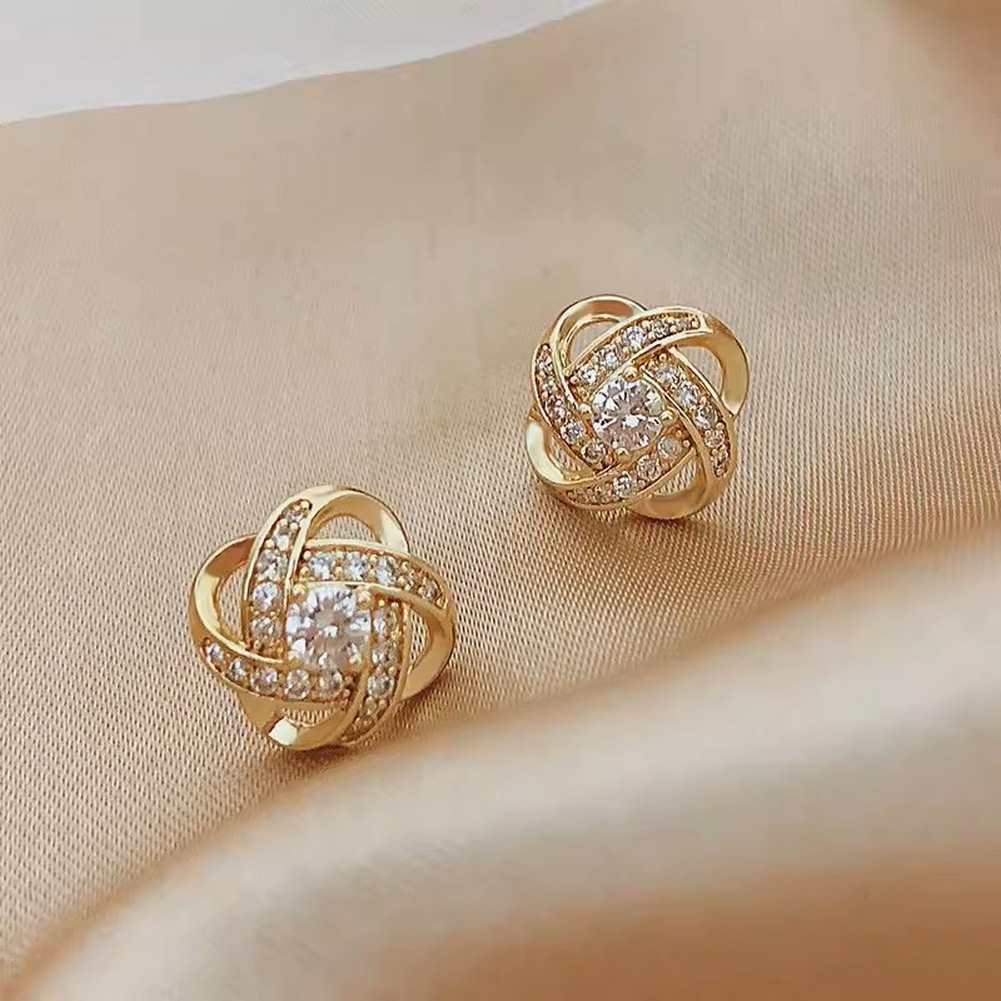 QK Jewelry ต่างหูรูปใบโคลเวอร์สี่แฉก ชุบทองคำแท้ ประดับด้วยหินเซอร์คอน ใช้ก้านต่างหูเงินสเตอร์ลิง 925