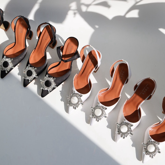 YOURSHOES 132 (เท้าผอมเท้ายาว ลด 1ไซส์) / รองเท้าส้นสูง 4 นิ้ว ผ้าซาตินแต่งหน้าเพชร รองเท้าผู้หญิง