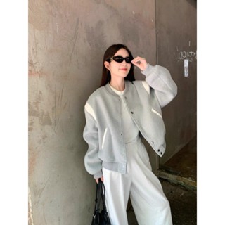 เสื้อโค้ทสีเทาสไตล์เรียบหรูตัวนี้เหมาะสำหรับผู้หญิง เสื้อผ้า…