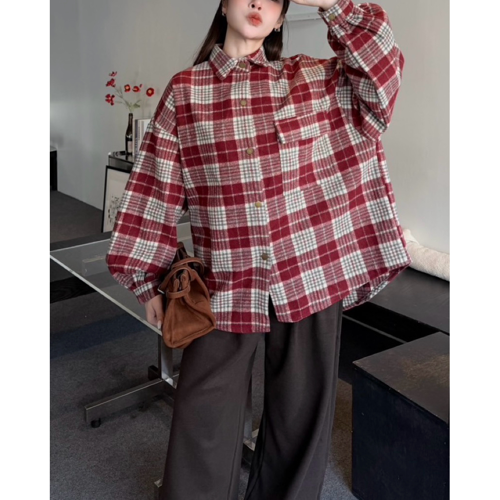 PLOYNAPAS - เสื้อเชิ้ตแขนยาวลายตาราง ผ้าคอตตอนนุ่ม ทรง oversized ลายสีตัดกัน #82061