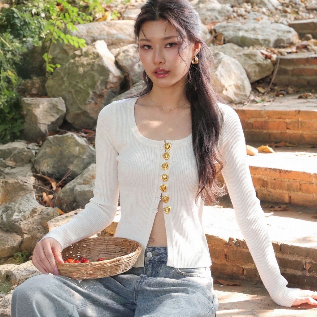 LUCA STUDIO_Camila top(S,M Pre-Order 25 April )  - เสื้อแขนยาว ผ้ายืดคอตต้อน แขนยาว ดีเทลกระดุมหัวใจสีทอง