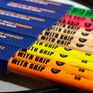 Gusta ไม้กลอง รุ่น Grip Fluorescent เกรดพรีเมียม 5A / 5B ไม้คัดเกรดพิเศษ ด้ามจับหนึบ ไม่หลุดมือ สีสะท้อนแสงโดดเด่น