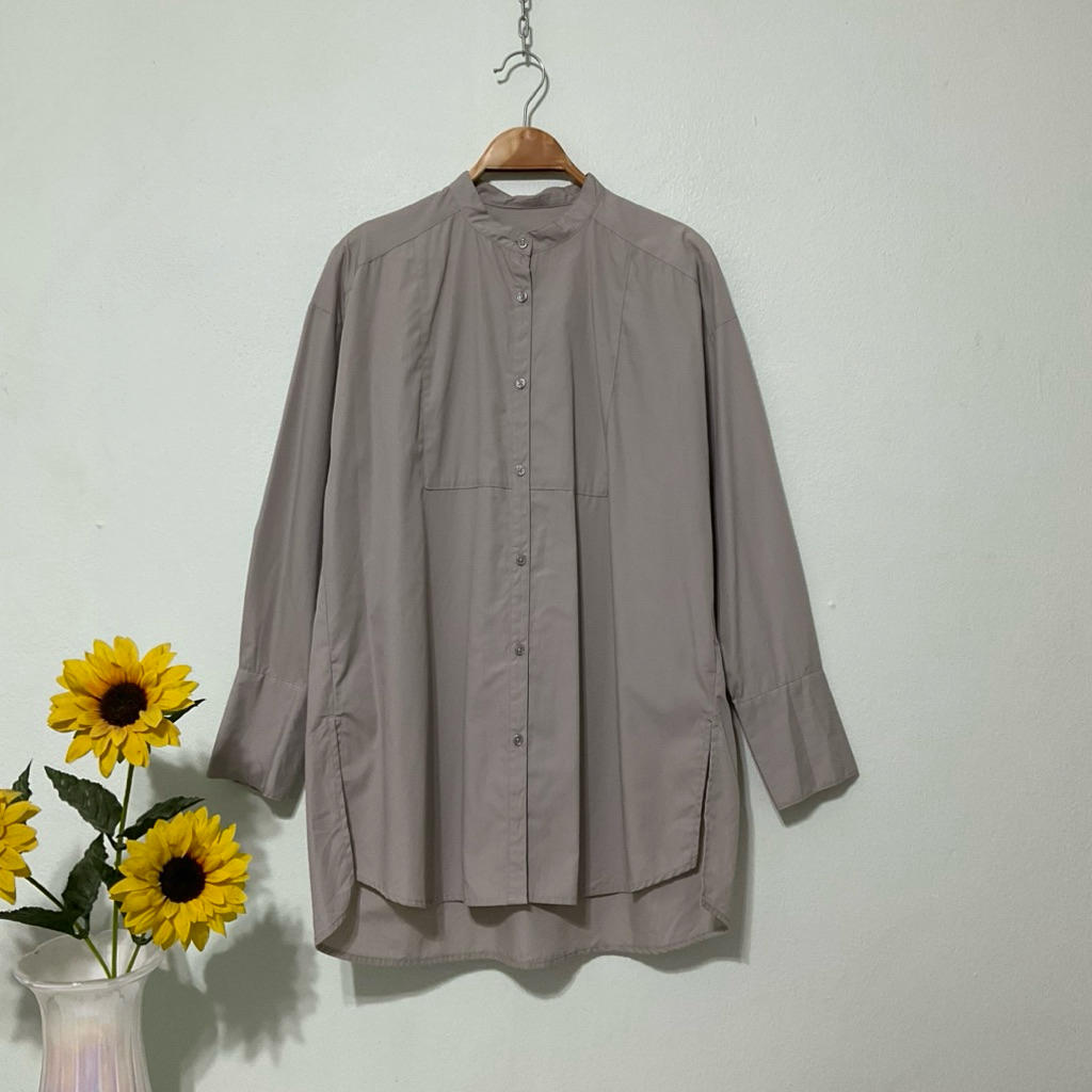 ST382 เสื้อเชิ้ตคอจีน GU สีเบจ ไซส์ S อกผ้า41“ยาว29/31”ทรงหลวมๆใส่สบาย