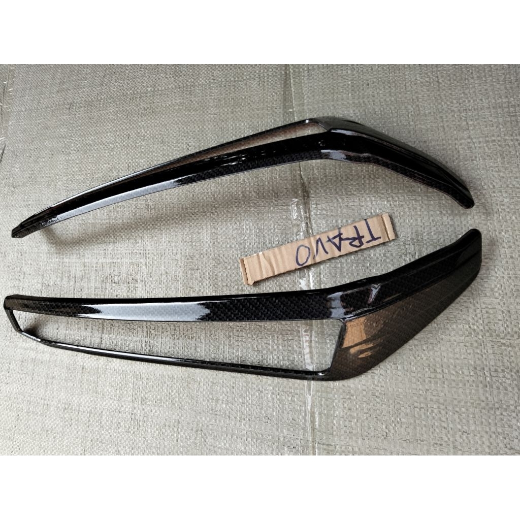 ครอบไฟหน้า รถ Toyota travo 2026 ลายแค็บล่าดำ ตรงรุ่นซ้ายขวามีกาวสองหน้าพร้อมแปะติด ( รหัส 93921159 ) ราคา ถูกที่สุด ดีลบีเคเค แกลเลอรีภาพที่ 9
