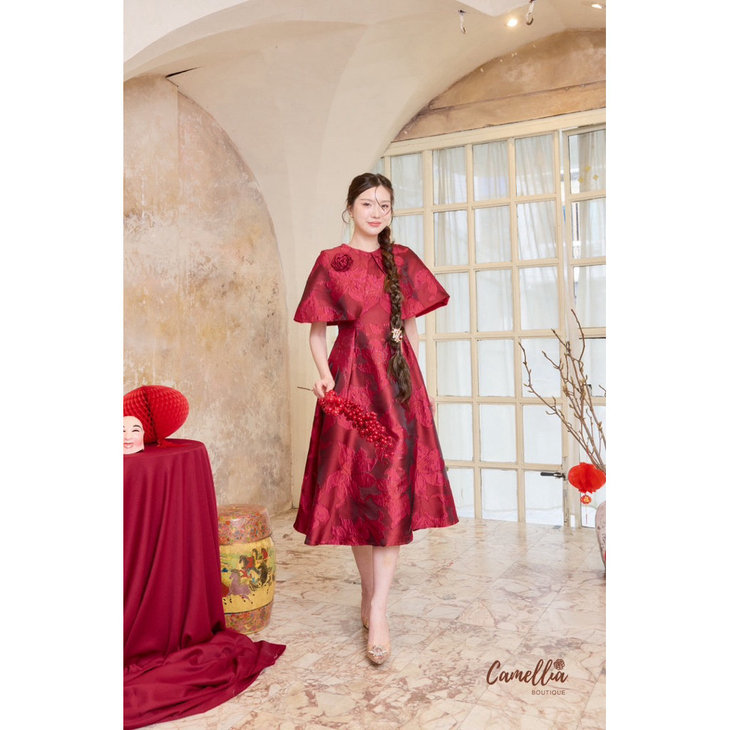 Meiling Dress เดรสฟิวผ้าคลุมไหล่ แต่งเข็มกลัดดอกไม้ ผ้าทอลายดอกไม้ โทนสีแดง สวยแบบไม่ต้องบรรยายเลยคะ