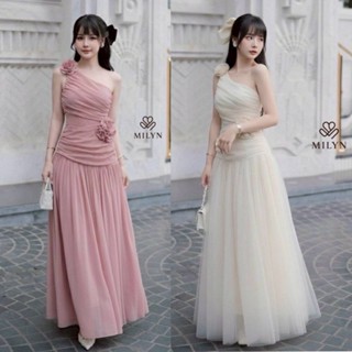 Milyn เดรสยาวไหล่เดียวดีไซน์หวานละมุน ตัวชุดแต่งระบายจับจีบพ…
