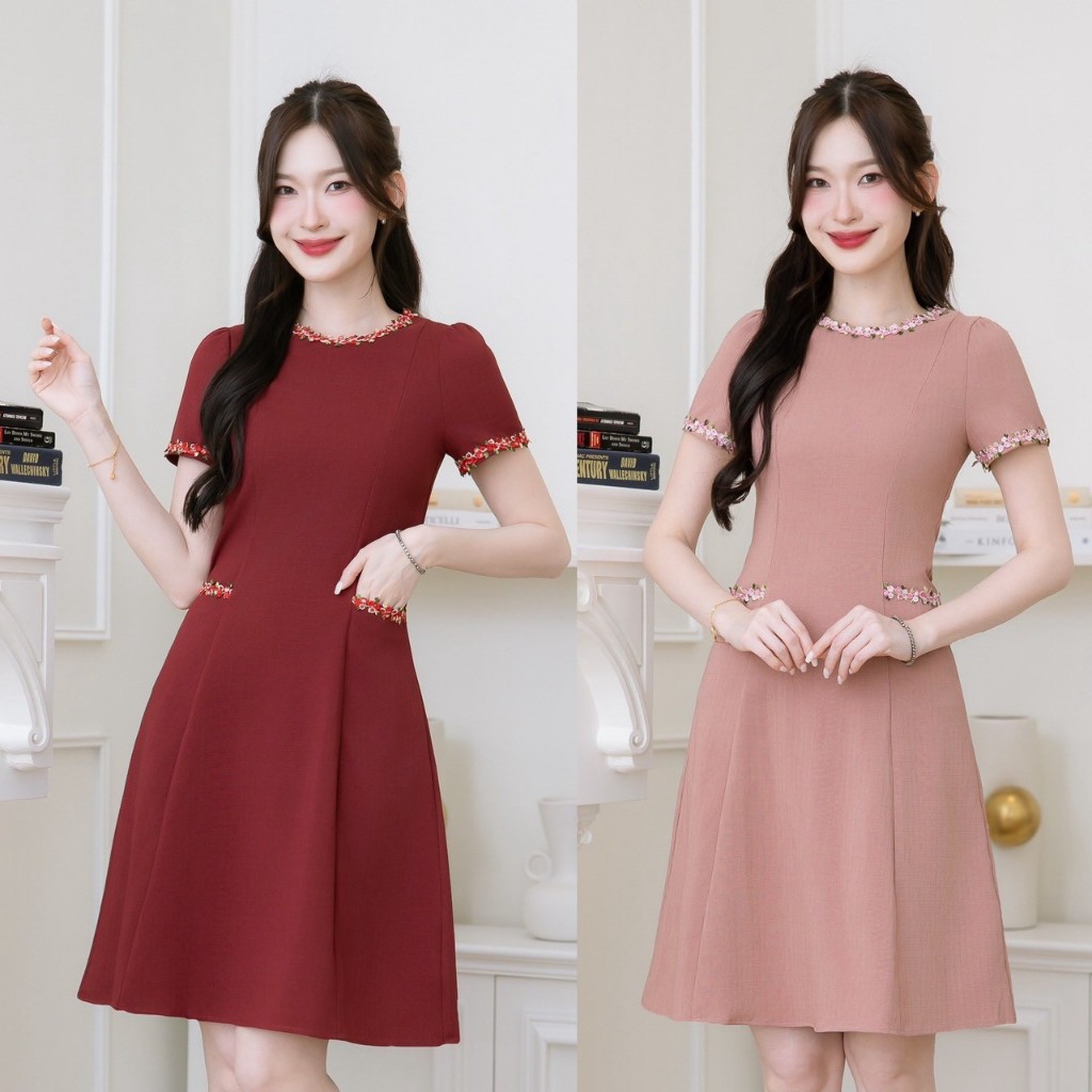 เดรสผ้าพื้นมีเทคเจอร์ตาราง ผ้าสวยมีน้ำหนัก เป็นแพทเทิร์นเรียบง่าย มีดีเทลแต่งดอกไม้ปักเส้นรอบคอ ปลายแขน ดีเทลกระเป๋าเล็ก