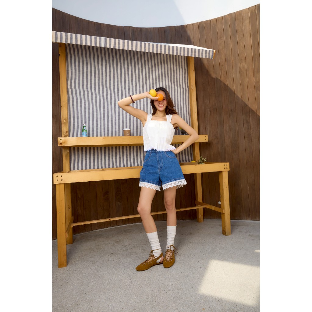 Sis story กางเกงยีนส์ ขาสั้น แต่งลูกไม้ปลายขา เอวสูง Sis 052 Lily lace denim shorts ราคา ถูกที่สุด ดีลบีเคเค แกลเลอรีภาพที่ 7