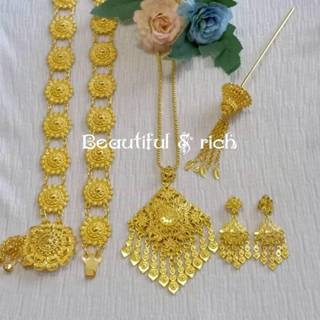 เครื่องประดับชุดไทยเป็นชุดสีทอง สร้อยคอพร้อมต่างหูหนีบ เข็มข…