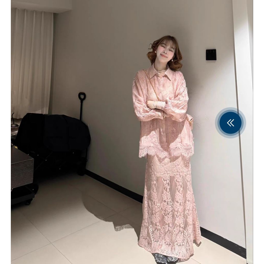 ชุดเซ็ท 2ชิ้น สไตล์คุณหนูหวาน เสื้อเชิ้ตสีชมพูโทนอ่อน ลุคสุภาพสบาย+กระโปรงยาวเอวสูงแต่งลูกไม้ ใส่แล้วดูหวานหรู มีเสน่ห์ - รูปที่ 2