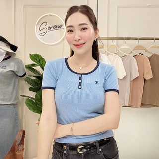 Serene's Choice เสื้อคอยู ผ้าร่องเล็ก แต่งกระดุมหน้า ผู้หญิง มินิมอล U-neck Ribbed Shirt