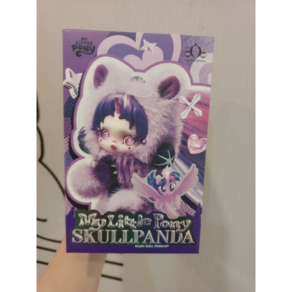 มีส่งด่วน พวงกุญแจSKULLPANDA × My Little Pony Series Plush Doll Pendant ป้ายเหลืองไม่แกะกล่อง (ใช้โค้ดแฟชั่นลด25%ได้ค่ะ)
