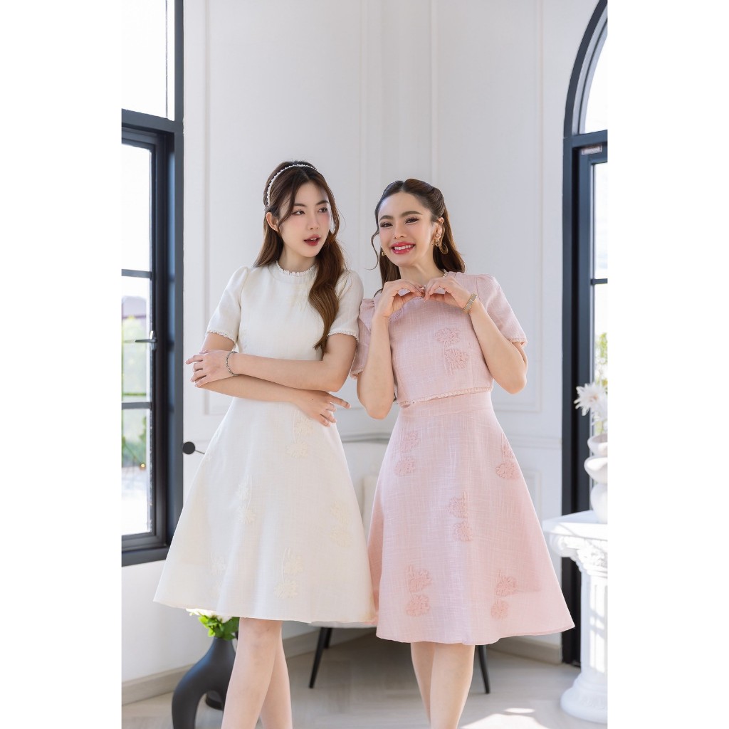 เดรสผ้าสวยมีเทคเจอร์ปักดอกไม้นูนสวย เนื้อผ้าอัดกาวอยู่ทรงสวยสัมผัสใส่สบาย แพทเทิร์นเป็นทรงครอป แต่งด้วยลูกไม้รอบคอ