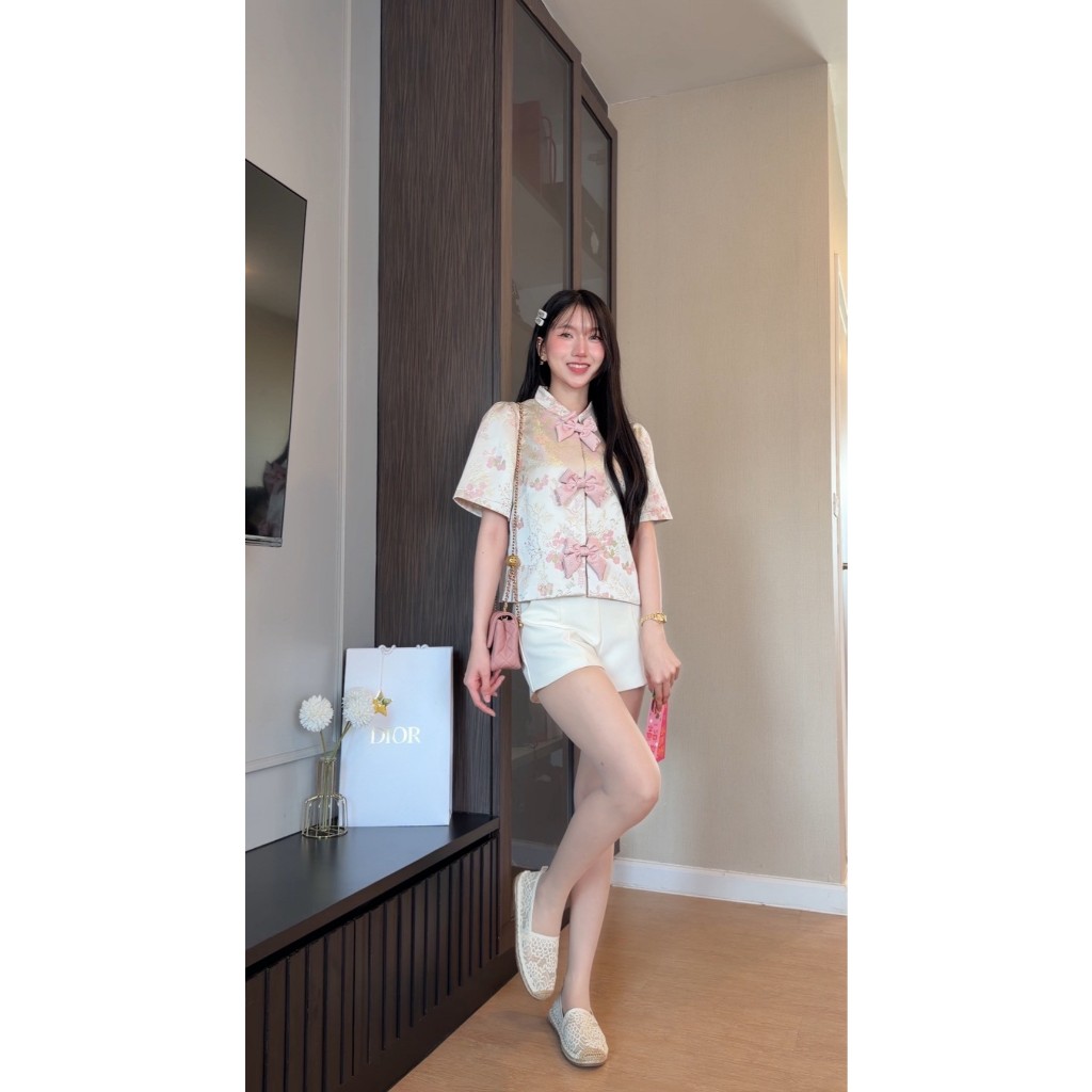 BD26-011เสื้อกี่เพ้าลายดอกแต่งโบว์ชมพู莲花 𝗟𝗶𝗮𝗻 𝗵𝘂𝗮