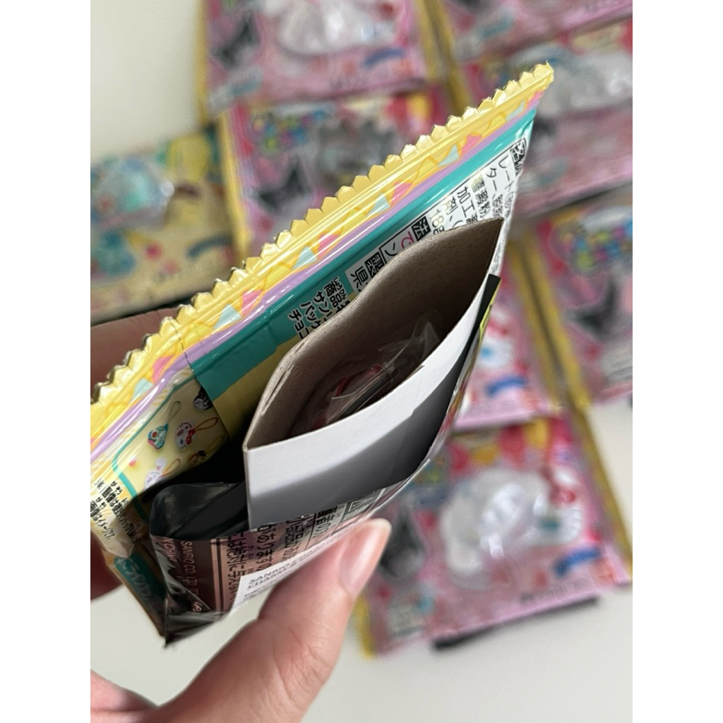 (พร้อมส่ง) –  มีตัวแรร์ แท้จากสิงคโปร์ มือ 1  ขนมอาจมีละลายบ้าง Sanrio Characters Package Charm & Chocoboro Bandai ราคา ถูกที่สุด ดีลบีเคเค แกลเลอรีภาพที่ 3