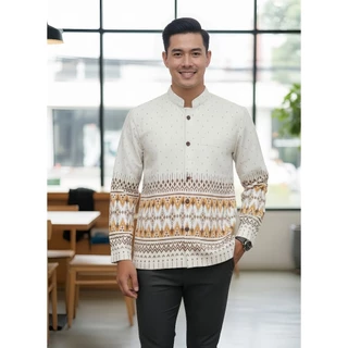 เสื้อลายไทยผู้ชายแขนยาว เนื้อผ้าฝ้ายพิมพ์ลายหมักโคลน โทนสีขาว