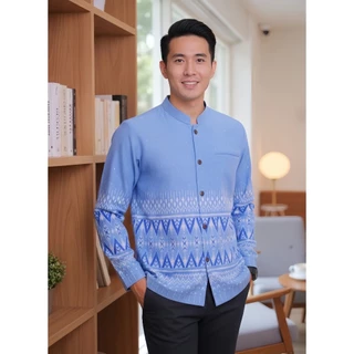เสื้อลายไทยผู้ชายแขนยาว เนื้อผ้าฝ้ายพิมพ์ลายหมักโคลน โทนสีฟ้าพาสเทล