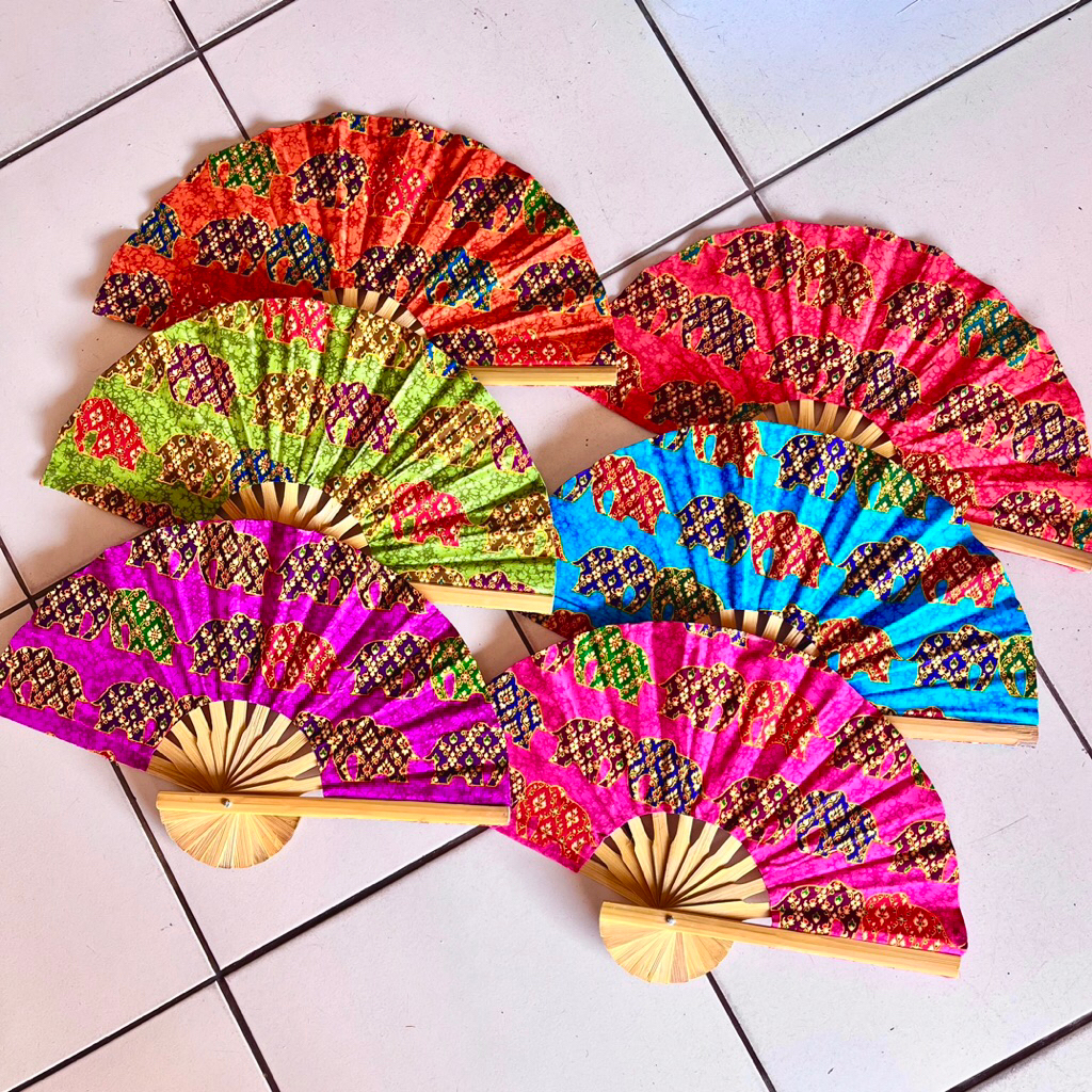 พัดไม้ไผ่ ลายไทย ลายช้าง ผ้าแพรสีล้วน ขนาดรัศมี 10“ สูง 26 ซม. กว้าง 52 ซม. - รูปที่ 3