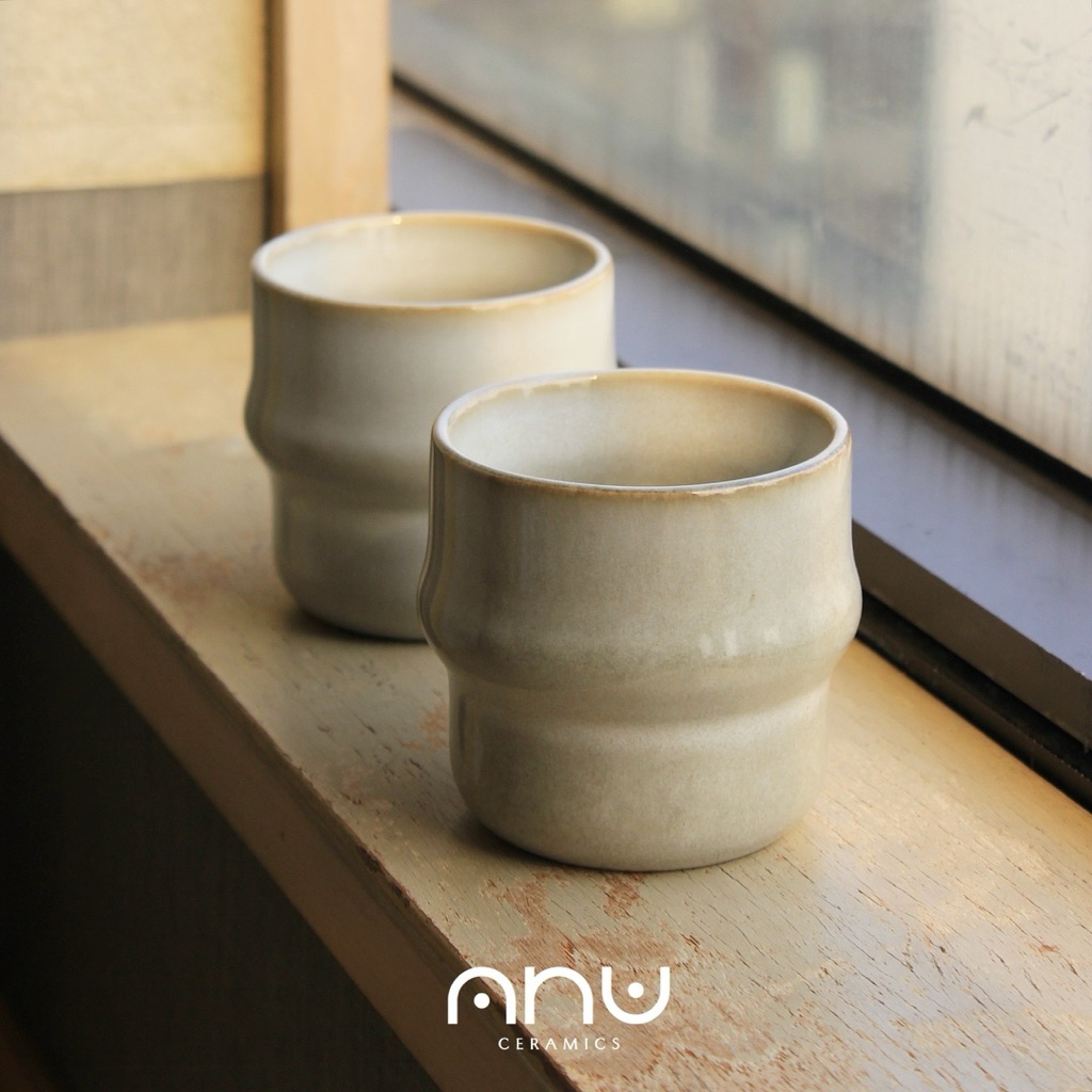 Hibi Cup ☕️ แก้วเซรามิก handmade ทรงเตี้ย โค้งรับมือผิวเคลือบโทนครีมอบอุ่น ให้ความรู้สึกสงบ