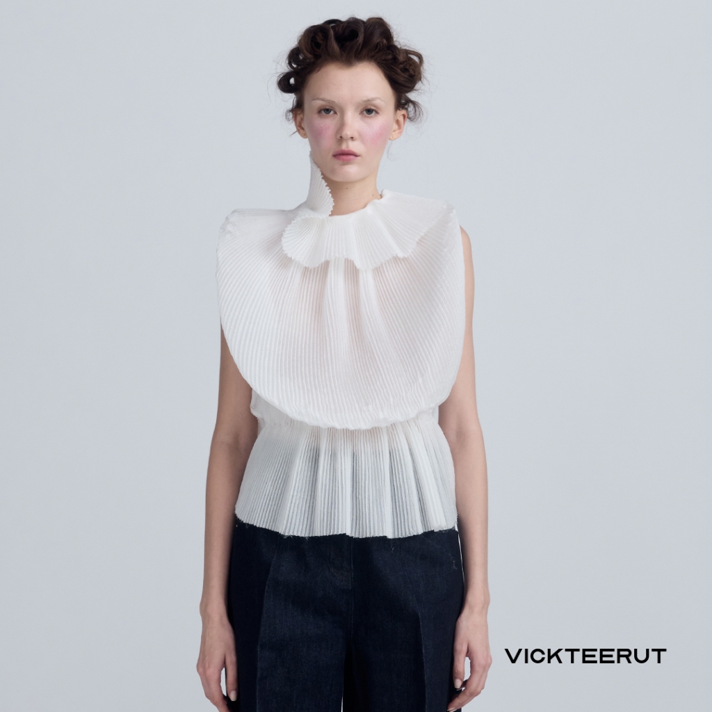 VICKTEERUT Sleeveless Ruffle-Neck Pleated Blouse เสื้ออัดพลีท แขนกุด คอระบาย