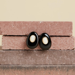 Vetiver.pearl Cabochon cut of modern black onyx with Mother …