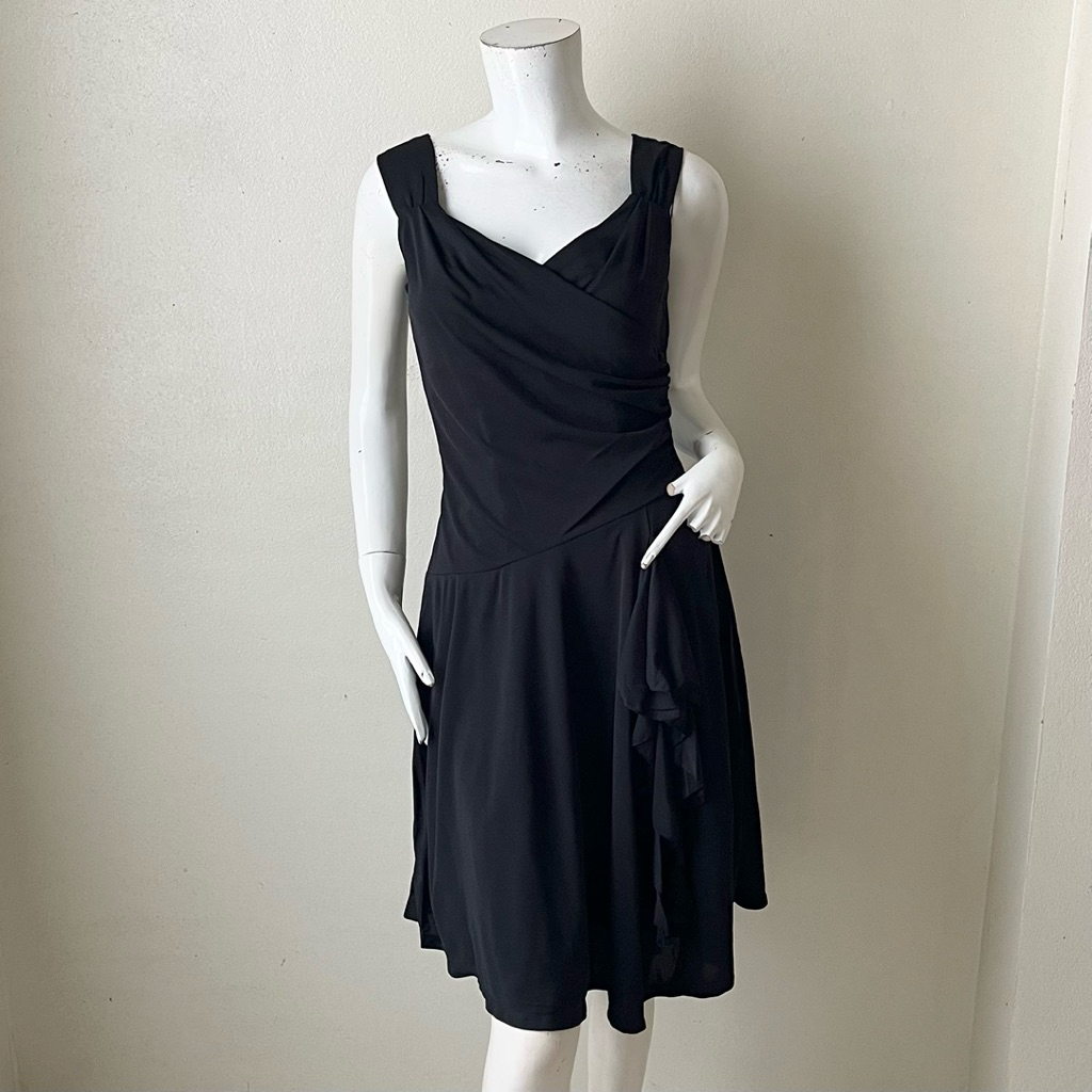 เดรสแขนกุดคอวี สีดำ จับจีบด้านข้าง แบรนด์ Dellise Noir แท้💯 Size S