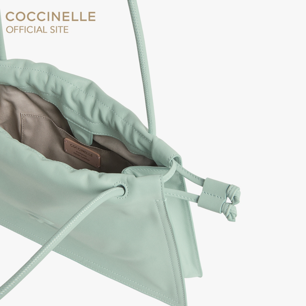 COCCINELLE กระเป๋าโฮโบผู้หญิง รุ่น DULSE HOBO BAG 130101 สี AQUAMARINE ราคา ถูกที่สุด ดีลบีเคเค แกลเลอรีภาพที่ 3
