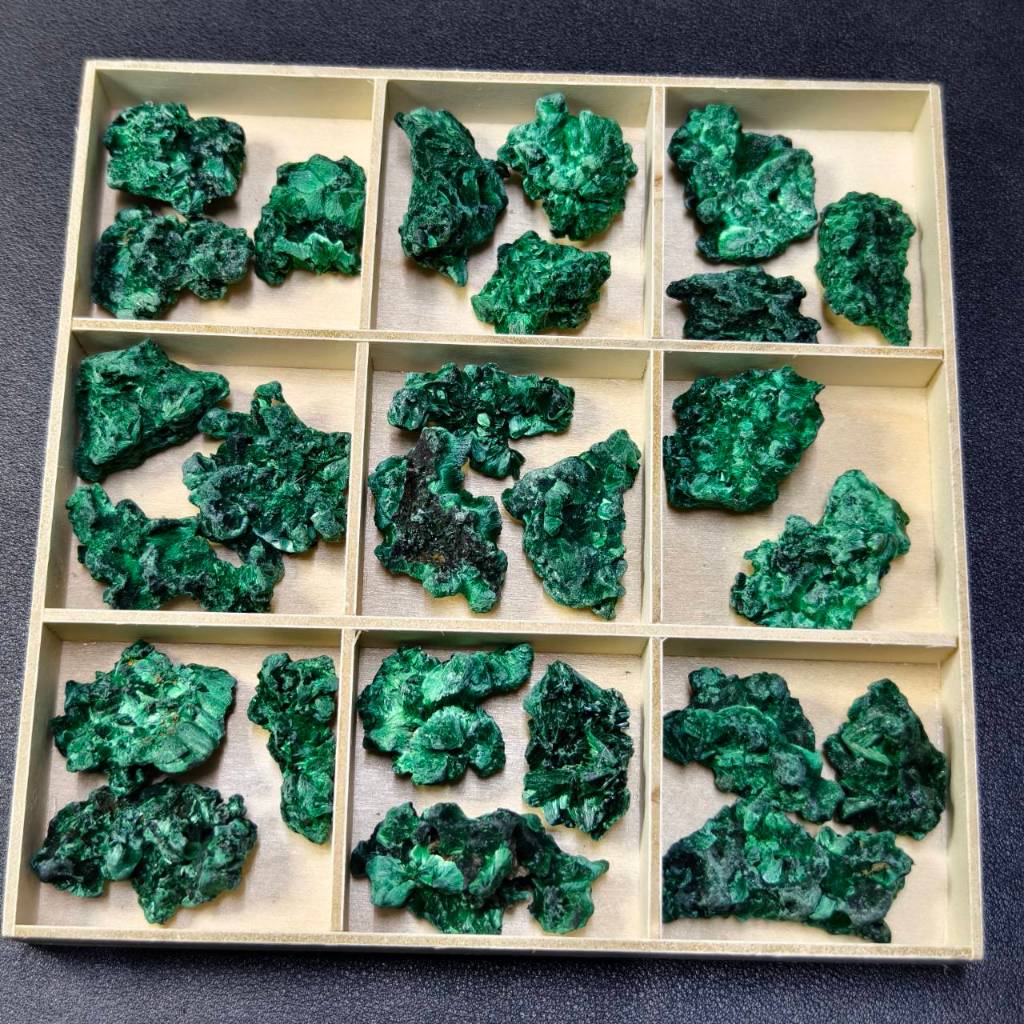 ผลึกมาลาไคต์ทรงธรรมชาติ Malachite งานคัดสวยๆ สำหรับนักสะสม