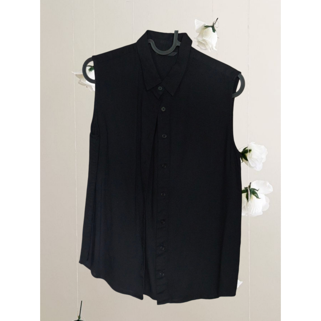 เสื้อเชิ้ตแขนกุด UNIQLO สีดำ (ไซส์ S) 🖤