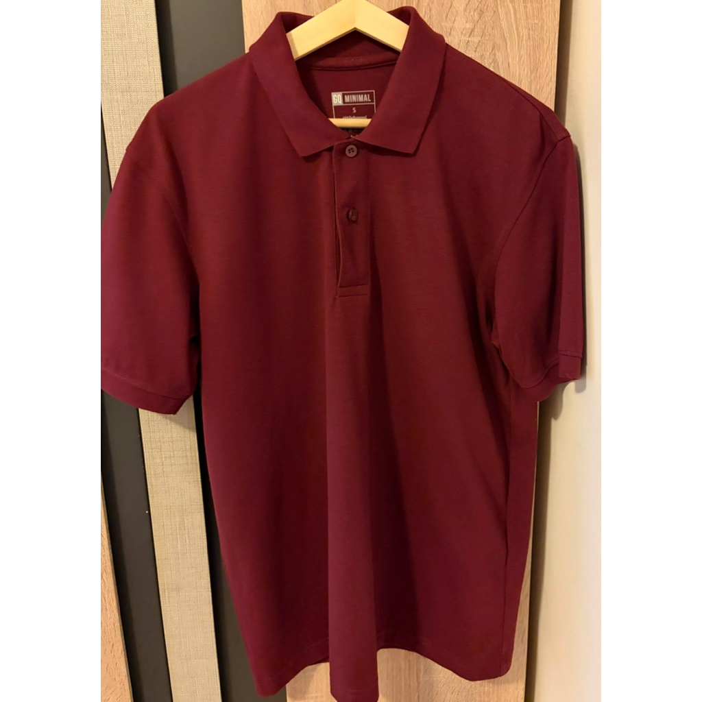 เสื้อยืด GQ minimal size s สีไวน์แดง  สภาพใหม่100%