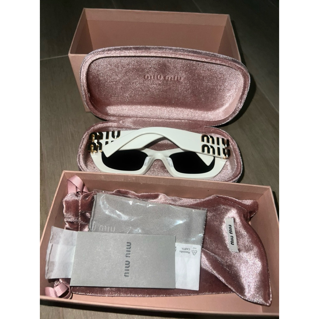 Miu Miu MU 09WS Runway - White Sunglasses มือสอง แท้100%