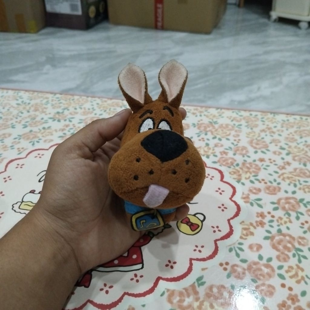 ตุ๊กตาหรือพวงกุญแจตุ๊กตาสุนัข Scooby-Doo (สกูบี้-ดู) ตัวละครสุนัขพันธุ์เกรทเดนจากซีรีส์การ์ตูนชื่อดั