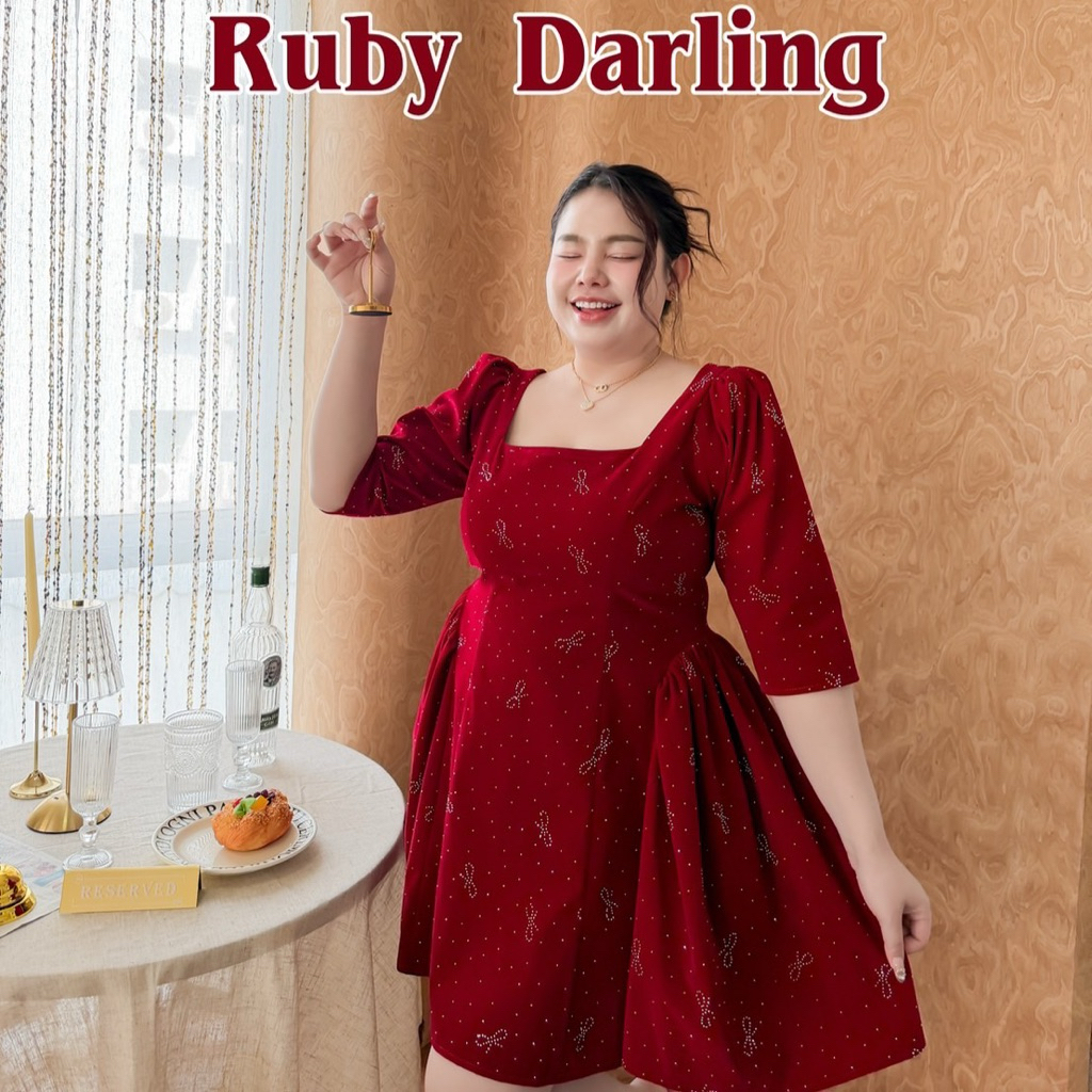 Lady M | Ruby Darling dress plus-size ผ้ากำมะหยี่เดรสสีแดงไวน์ เรียบหรู รุ่นนี้มีถึงอก 54“ สาวอวบพลัสไซส์ใส่ออกงาน