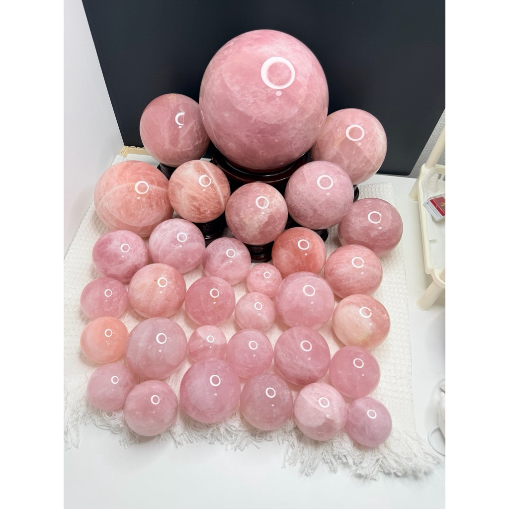 Rose Quartz sphere (ลูกบอลโรสควอตซ์สีสวย คุณภาพสูง)