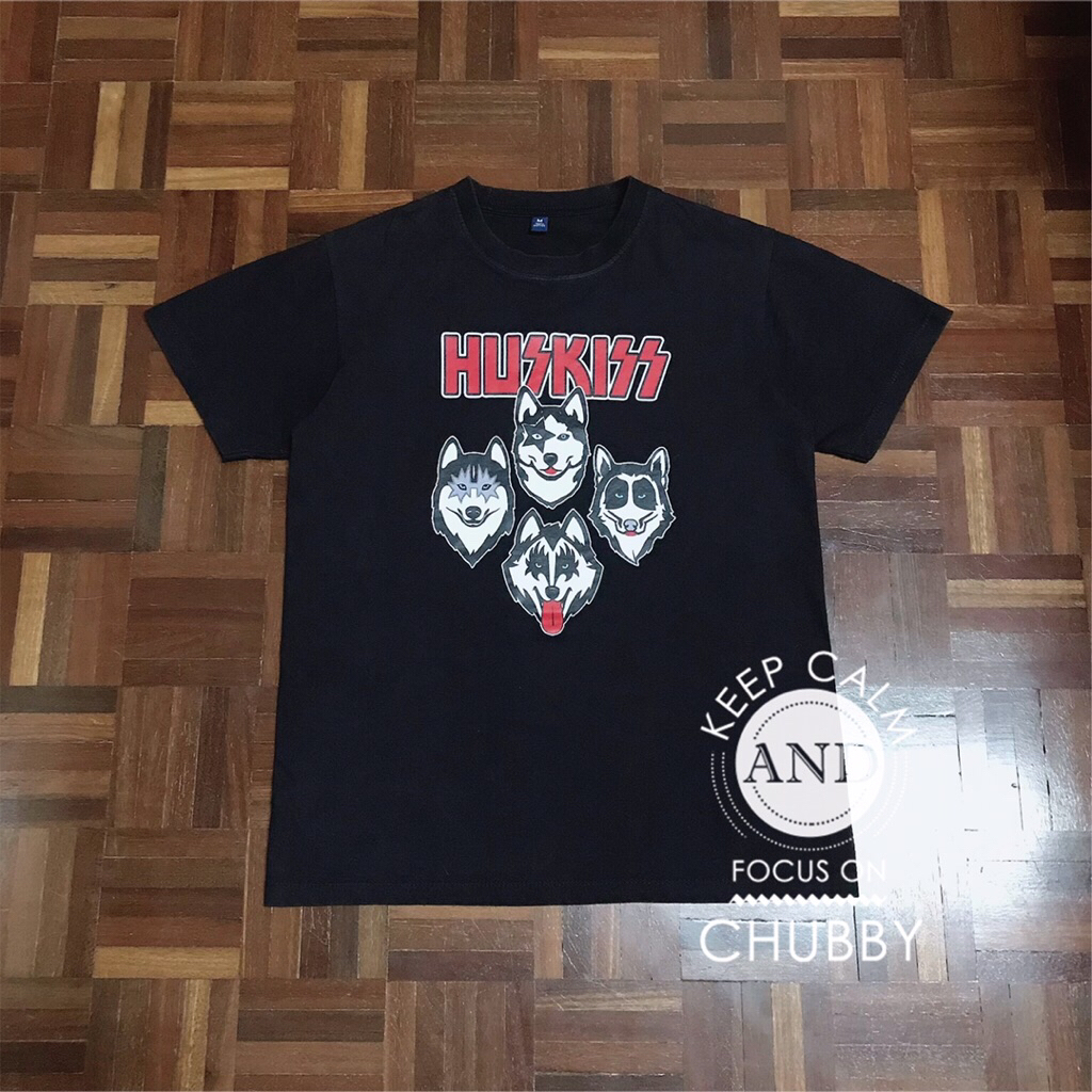 เสื้อวง Kiss แขนสั้นสีดำลายน้องหมาฮัสกี้ Huskiss “KISS” T Shirt  Size อก 36 ยาว 25