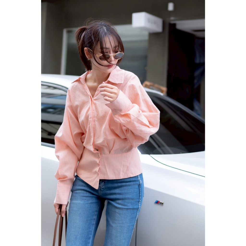 M2082 เสื้อเชิ้ตคอปก แขนยาว แต่งดีเทลจีบเข้ารูปช่วงเอว พร้อมกระดุมหน้า
