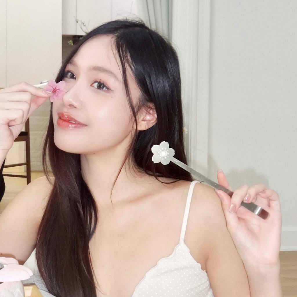 GARNET 🌸 Sakura Alley Matcha Spoon with spoon rest – ช้อนตักมัทฉะพร้อมที่วางช้อนลายซากุระสแตนเลสเข้าเซต