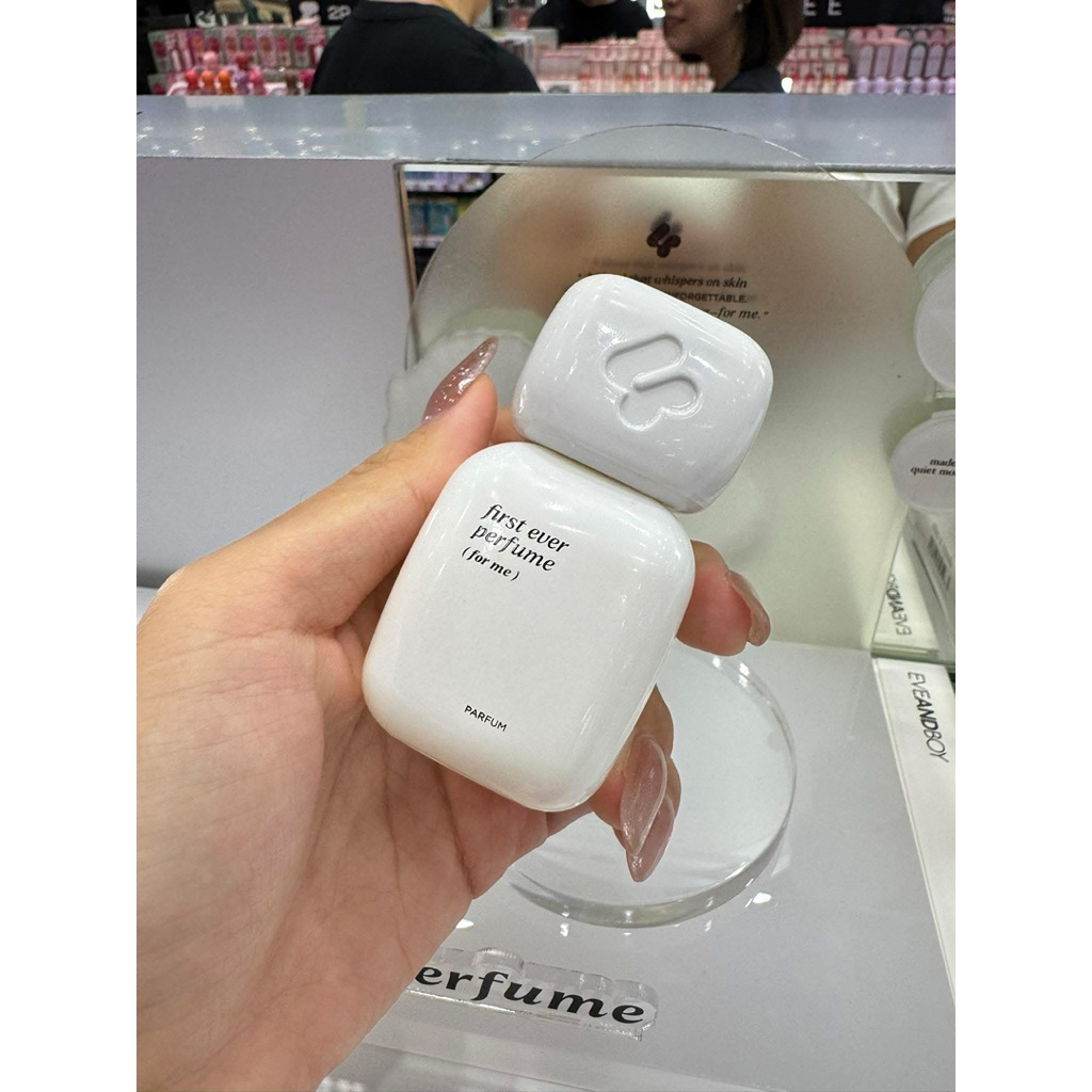 4U2 FIRST EVER PERFUME น้ำหอมที่เราตั้งใจออกแบบให้ “กลมกลืนไปกับเคมีผิว”  ของแต่ละคน ฉีดแล้วให้กลิ่น
